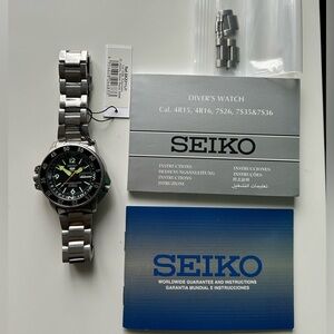 Seiko 5 Sports SKZ211J1 Black Atras Day Date 23 jewels Automatic Mens Watch